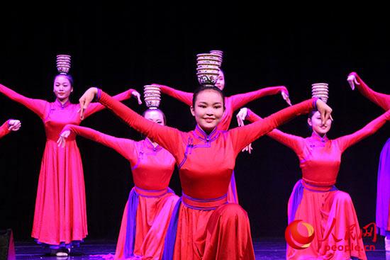 內(nèi)蒙古藝術(shù)學(xué)院舞蹈演員表演的群舞《祝?！防_了“草原之聲”演出的帷幕。