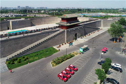 ”沿習(xí)之路“采訪車隊(duì)在正定縣古城南門下的免費(fèi)停車場。-河寧 攝(無人機(jī)航拍)_副本.jpg