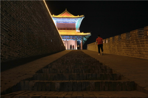 為了保護(hù)文物，消減火災(zāi)隱患，正定縣的旅游點(diǎn)，參觀者必須接受禁帶火種檢查。-河寧 攝.jpg